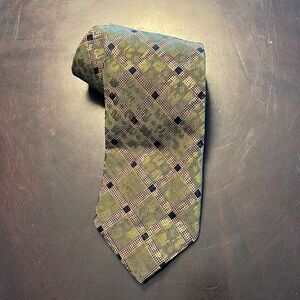 Brioni Tie - Italian - 100% Silk. Hand made in Italy. Beautiful Tie.